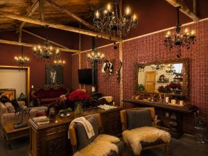 a room with a salon with a mirror and a table at Refugio MontSerrat in Urubici