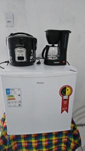 a toaster and coffee pot on top of a refrigerator at Casa Vigia 1 Quarto in Vigia