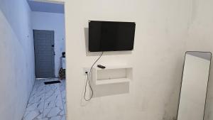 a flat screen tv on a wall in a room at Casa Vigia 1 Quarto in Vigia