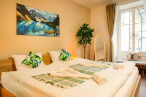 two beds with people laying on them in a bedroom at 120m2 l Golden Castle Loft l Old Town l Thun in Thun