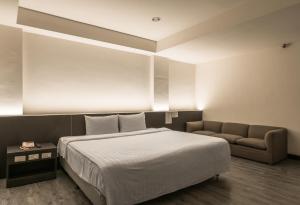 Postel nebo postele na pokoji v ubytování Lotus Yuan Business Hotel