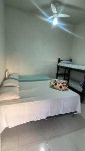 a bed in a room with a ceiling fan at Pousada flores de ipê in Capitólio