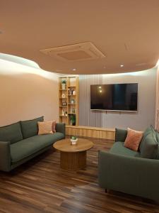 a living room with two couches and a coffee table at Nunciatura Centrico in San José