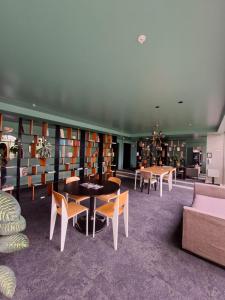 a library with tables and chairs and books at Nunciatura Centrico in San José +12 photos