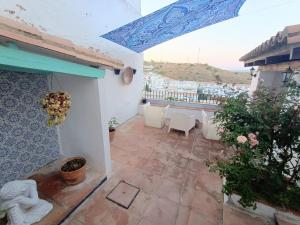 a patio with a table and chairs on a balcony at Ideal Perros Patio Privado Casa Jaruf in Arcos de la Frontera +69 photos