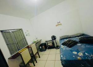 a bedroom with a bed and a table and chairs at Kitnet Unip Mandic in Campinas +14 photos