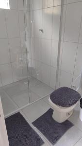 a bathroom with a shower with a toilet and mats at Casa de Campo Bella Vista in Urupema +11 photos