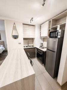 a kitchen with a counter top and a refrigerator at Extraordinario depto ejecutivo in Los Ángeles