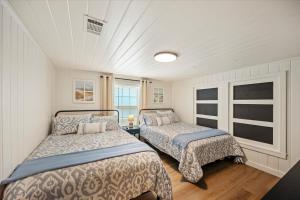 a bedroom with two beds and a window at The Pearl in Pensacola