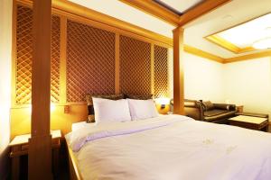 Postel nebo postele na pokoji v ubytování Bucheon SR Hotel