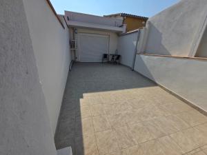 an empty parking lot with a garage and a ramp at Le Canetois in Canet-en-Roussillon