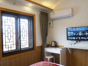 Televiisor ja/või meelelahutuskeskus majutusasutuses Wuzhen On Memory Inn