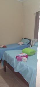 two beds in a room with towels on the bed at Pousada Bela Vista Santo Antônio do Manhuaçu in Caratinga