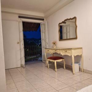 a dressing table with a mirror and a stool at Los Pueblitos de Guanajuato in Guanajuato