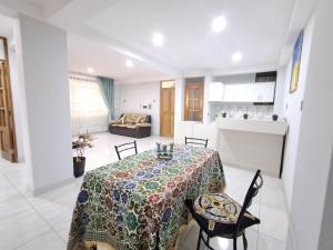 a dining room with a table and a kitchen at Apartamentos Pachatusan in Pisac