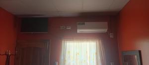 a room with a window and a air conditioner at Los Ceibos Hostal in Montecristi