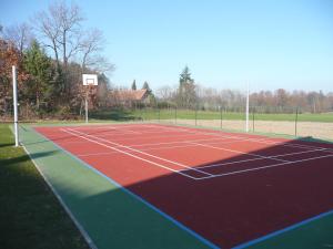 a tennis court with a net on top of it at Penzion Lipina in Slatiňany