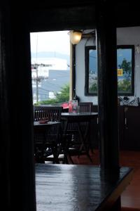 a view of a dining room with a table and chairs at Hy ReDz in Palopo
