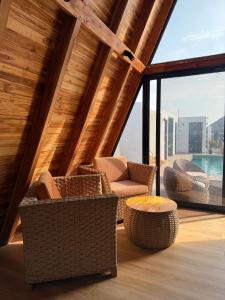 a living room with two chairs and a table at Helite Arena y Mar in Puerto Cayo