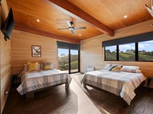 a bedroom with two beds and a ceiling fan at Ridge Way Views in Mansfield