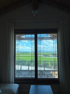 a window in a room with a view of a field at 시골마을 한옥독채 '가니재' in Ssangjŏng-ni
