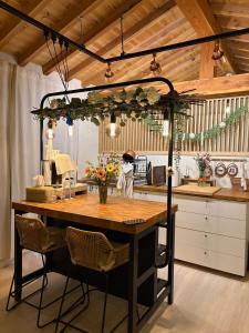 a kitchen with a large wooden table with chairs at 시골마을 한옥독채 '가니재' in Ssangjŏng-ni +8 photos