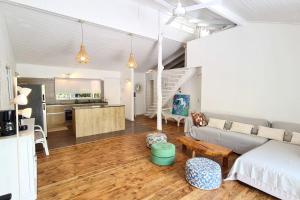 a living room with a couch and a table at Cottage Manua in Temae