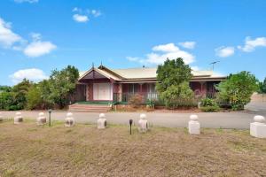 a house with white sculptures in front of it at King 2 - close proximity to Bimbadgen and Hope Estate concerts in Pokolbin