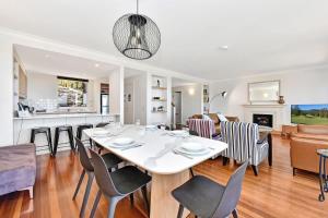 Cuina o zona de cuina de Villa 3br Tranquility Villa located within Cypress Lakes Resort