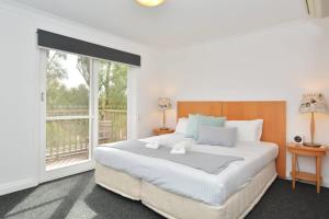Llit o llits en una habitació de Villa 3br Tranquility Villa located within Cypress Lakes Resort 19 fotos més