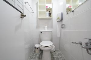 a white bathroom with a toilet and a sink at 다락방친구들 in T'ongyŏng