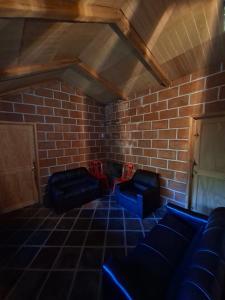 a room with two blue chairs and a brick wall at Rancho buena vista in Mineral del Chico +19 photos