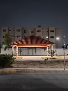 a gazebo in front of a building at night at Departamento cercano AIFA in Santa Cruz Tecamac