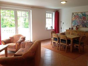 ein Wohnzimmer mit einem Tisch und einem Esszimmer in der Unterkunft FeWo "Eva" in Ostseebad Nienhagen