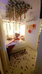 a bedroom with a bed and a room with a floor with flowers at Hotel Jade Imbanaco in Cali
