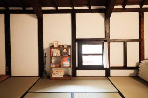 a room with a window and a book shelf at 眠ル庭ーnemuruniwa in Tochigi
