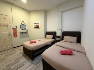 a room with two beds in a room at Zero Gravity Homestay 零重力民宿 in Semporna