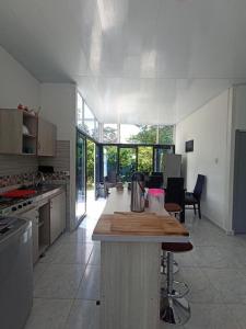 a kitchen with a counter top in a room at Maná Quinta Campestre in Carmen de Apicalá