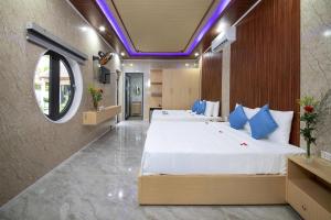 a bedroom with two beds in a room at Hoi An Ocean Waves Homestay in Hà My Tây (2)