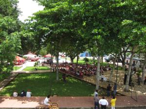 un grupo de personas de pie en un parque en Casa de los Pianos, en Uaymá