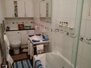 ein Badezimmer mit einer Badewanne, einem Waschbecken und einem WC in der Unterkunft Luxury Holland Park, sleeps 2, Free S'fast WiFi in London