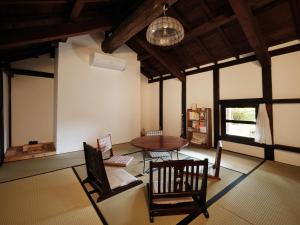 a living room with a table and chairs and a ceiling at 眠ル庭ーnemuruniwa in Tochigi