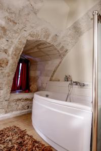 Salle de bains dans l'établissement Leo Hotel
