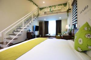 Postel nebo postele na pokoji v ubytování 雲起軒民宿 Cloudscape B&B