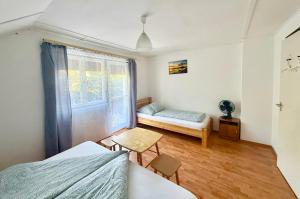 a small room with a bed and a window at Balatonfölvári nyaraló in Balatonföldvár