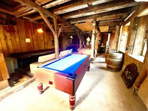 a pool table in the middle of a room at La Demeure des Forges in Grandfontaine