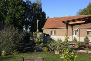 a garden in front of a house at Chalupa Kdovíkde in Budyně nad Ohří