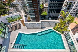 an overhead view of a swimming pool in a city at Meliá Jardim Europa in São Paulo
