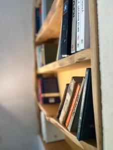a book shelf filled with lots of books at חלום ליד הנחל in ‘Amir