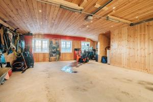 an empty garage with wooden walls and a wood ceiling at Gamatun cabin in Heimdal